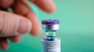 Für den Covid-19-Impfstoff von Biontech baut Evonik zusätzliche Kapazitäten zur Lipidproduktion in Deutschland auf. (Rockstein Fotografie/ Biontech)