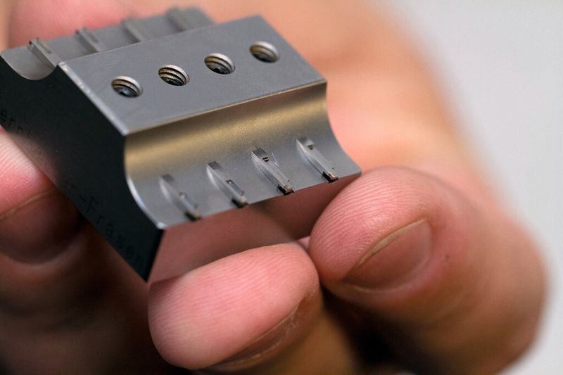 Filigrane Strukturen werden bei Schroeder + Bauer auch in härteste Materialien eingebracht. (Bild: Zecha GmbH)