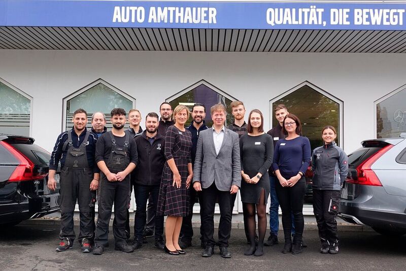 Ein Leben für Volvo: Uwe Amthauer und seine Mitarbeiter/Mitarbeiterinnen in Hanau. (Rosenow/»kfz-betrieb«)
