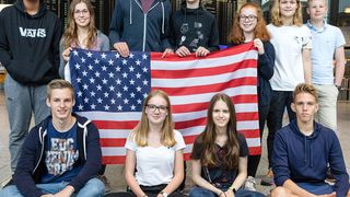 Stipendiaten der Bayer-Stiftung vor der Abreise nach Denver, v.l.n.r.: David Grashaw, Laura Wortmann, Johannes Kohlhaas, Peer von Grünberg, Lea Wolter, Marie König, Konrad Nickeld, Tim Boysen, Zoe Heite, Kathrin Schuster, Julian Obst. (Bayer AG)