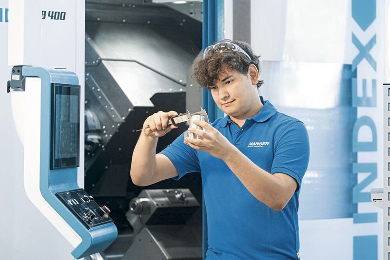 Les collaborateurs jouent un rôle important au sein de l'entreprise. Environ dix pour cent des effectifs sont des apprentis, qui apprennent le tournage pratique sur le tour universel Index B400. (Source : Index)