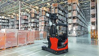 Die automatisierten R-Matic-Schubmaster von Linde-MH setzen neue Benchmarks bei Arbeitsgangbreite und Lasterkennung. (Linde-MH)