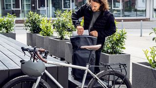 Ein montierbarer Gepäckträger soll ein Rennrad schnell alltagstauglicher machen. (Bild: Ortlieb)