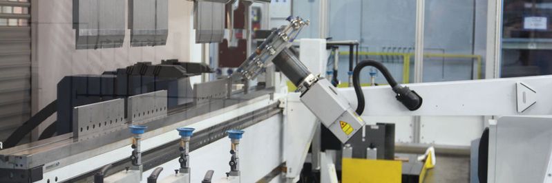 In der Biegezelle bearbeitet der Roboter Teile mit besonderen Anforderungen oder solche, die besonders groß, schwer oder schlecht zu halten sind.(Bild:  Itasse)