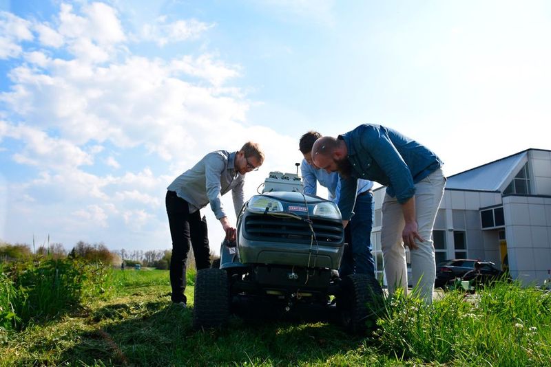 Im Vergleich zu gewöhnlichen autonomen Rasenmähern soll der Rasentraktor über einen stärkeren Motor, eine höhere Flächenleistung und variable Schnitthöhe verfügen. (Bild: TH Bingen)