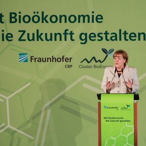 Bundeskanzlerin Angela Merkel bei der Eröffnung des Chemisch-Biotechnologischen Prozesszentrums.