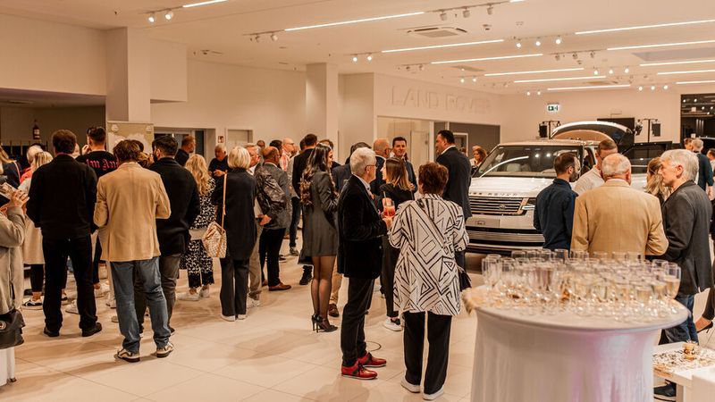 Zur Eröffnungsfeier kamen um die 200 Gäste. (Bild: Jaguar Land Rover)