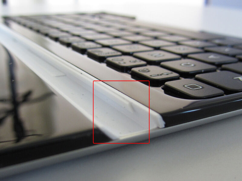 Abbildung 7: Der Schlitz in der Tastatur entspricht in seiner Form der Kante eines iPads. Ein Magnet hält das iPad auch hier relativ fest. Einzig die an der Vorderseite zwar gepolsterte aber sehr geringe Auflagefläche des iPads in der Tastatur macht einen sehr filigranen Eindruck… (Archiv: Vogel Business Media)