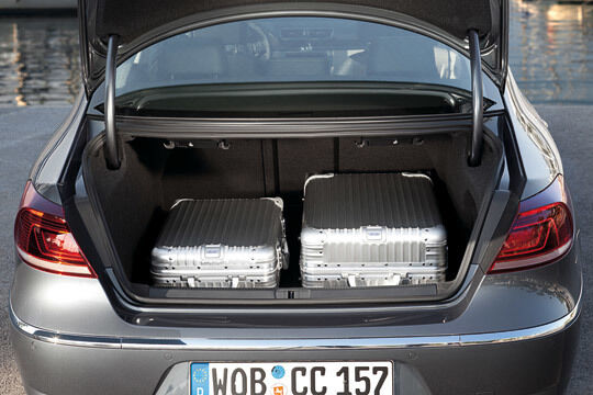 Sollte der Platz im Kofferraum nicht ausreichen, kann die Rücksitzbank per Fernentriegelung umgeklappt werden. (Archiv: Vogel Business Media)