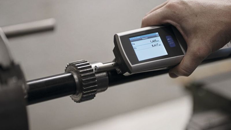 Direkt an der Drehbank: Oberflächenmessung eines Werkstücks mit dem Handysurf.  (Bild: Accretech)