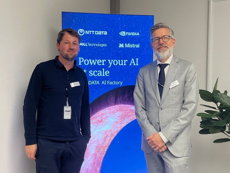 Alex Siegert (IT-BUSINESS) mit Oliver Köth (NTT Data) (Bild: Vogel IT-Medien)