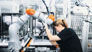 Die Roboterdichte nimmt laut IFR weltweit zu. Sie gilt als Indikator für den Automatisierungsgrad in der Fertigungindustrie. Hier zu sehen ein Beispiel von Kuka Industries.  (Kuka)