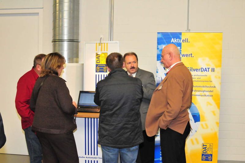 Die Besucher bnutzten die Möglichkeit, sich an den Ständen von DAT und ... (Archiv: Vogel Business Media)