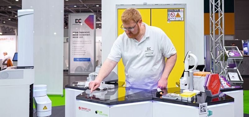 Abb.1: Highlight auf der LAB-SUPPLY Augsburg: das modulare i-Hex Laborsystem von Smartlab Solutions sowie zahlreiche Use Cases zur Labordigitalisierung (Foto von der Labvolution 2023).(Bild:  Smartlab Solutions)