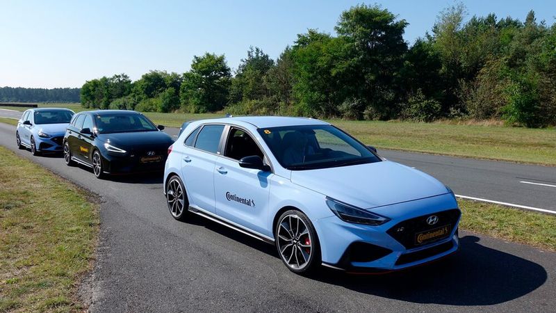 Das Segment der sportlichen Kompaktwagen mit Frontantrieb repräsentierte der Hyundai i30 N. (Bild: Rosenow/»kfz-betrieb«)