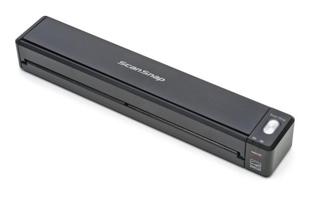 Red Dot Award 2015 - Dokumentenscanner canSnap iX100 von Hersteller PFU: Der ScanSnap iX100 ist ein mobiler Dokumentenscanner mit Wi-Fi-Konnektivität und eingebautem Akku. Unterlagen werden kabellos direkt auf Smartphones, Tablets oder Computer gescannt und können bearbeitet, gespeichert oder über Cloud-Dienste geteilt werden. Der Scanner wiegt nur 400 Gramm und benötigt zum Scannen einer farbigen DIN-A4-Seite lediglich 5,2 Sekunden. Der Akku wird über USB aufgeladen und erlaubt bis zu 260 A4-Scans mit einer Ladung. Damit macht der Scanner das Arbeiten produktiver und erleichtert den Austausch von Informationen. (Bild: Red Dot)