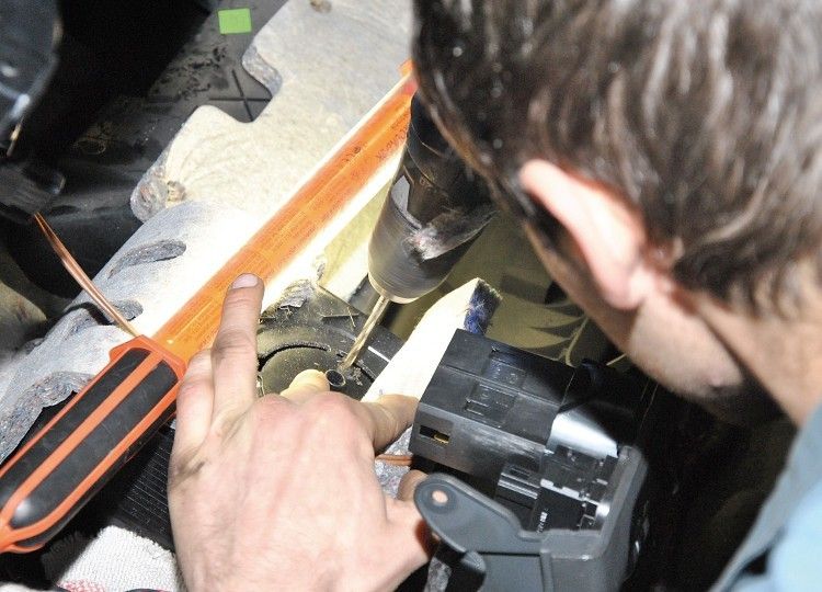 Er wird an der unteren Armaturenbrettverkleidung in einem Ablagefach „versteckt“. (Foto: Dominsky)