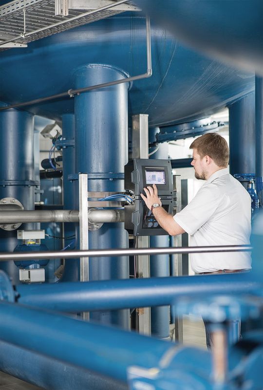 Mit dem Online-Analyse-System Typ 8905 lassen sich die wichtigsten Parameter im Rohwasser und im behandelten Wasser mit nur einem Gerät überprüfen und speichern. Mit dem Online-Analyse-System Typ 8905 lassen sich die wichtigsten Parameter im Rohwasser und im behandelten Wasser mit nur einem Gerät überprüfen und speichern.