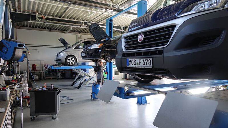 Egal ob Pkw, Kleinbus oder Transporter – Kfz-Technik Stumpf GmbH ist für all diese Fahrzeugtypen mit entsprechender Hebetechnik gewappnet. (Bild:  Schreiner/»kfz-betrieb«)