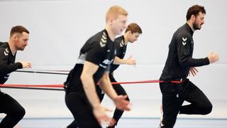 Der THW Kiel – hier die Spieler beim Aufwärmtraining für das nächste Match – möchte nicht nur auf sportlicher Seite das Optimale herausholen: Der Verein hat jetzt sein ERP fit für kaufmännische Erfolge gemacht. (PROBIS Rent/Sage GmbH)