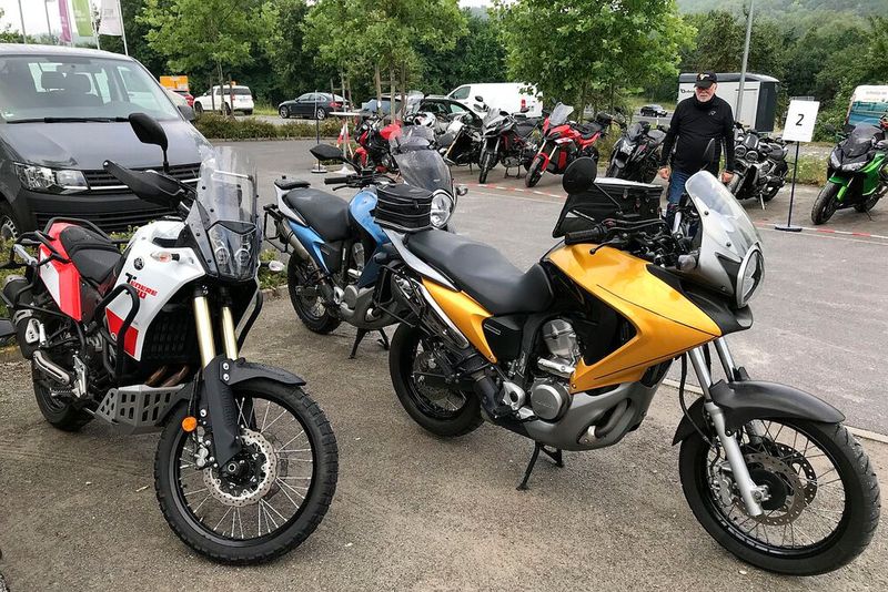 Auch wenn Mittelklasse-Reiseenduros wie diese für fränkische Landstraßen perfekt sind, zogen die meisten Teilnehmer doch schwereres Material vor. (Bild: Dotzler, Dominsky, Lacher, Maderner, Michel, Rosenow, Schweitzer/»kfz-betrieb“)