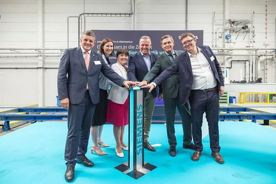 Startschuss mit Prominenz, für den neuen Siemens-Mobility-Hub in Fürstenfeld! Von links: Franz Jost, Tanja Kienegger, Manuela Khom, Mario Kunasek, Peter Hanke, Stefan Erlach. (Bild:  Siemens Mobility)
