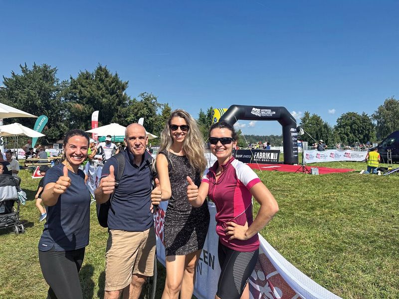 Die beiden Triathlon-­«Teams» der Vogel Communications Group AG (v. l. n. r.): Tatiane Dornheim (10 km Rennen), Matthias Böhm (Schwimmen, Velo, Rennen), Margaux Pontieu (1,5 km Schwimmen), Nastassja Neumaier (38+x km Velo). (Bild: Vogel Communications Group AG)