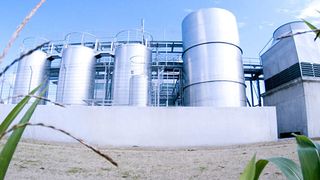 In Straubing hat Clariant eine Demonstrationsanlage eingeweiht, in der bis zu 1000 Tonnen Zellulose-Ethanol pro Jahr produziert werden. (Bild: Clariant)
