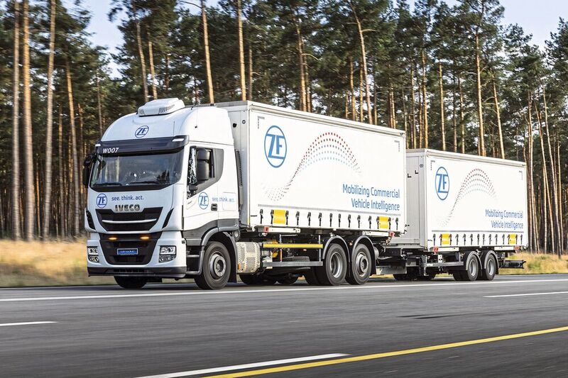 ZF zeigte diesen Sommer eine fahrerlose Hub-to-Hub-Anwendung. Der Lkw kann bis zu 80 km/h fahren.