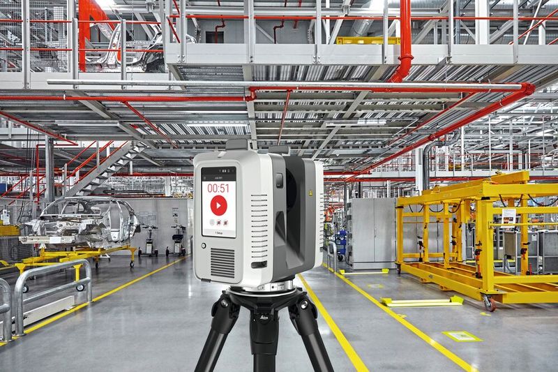 3D-Scans der Montagehalle einschließlich der Stahlkonstruktion waren erforderlich, um Kollisionen/Schnittstellen zu überprüfen und problematische Bereiche zu identifizieren, die eine gesteigerte Aufmerksamkeit erfordern. (Bild:  iStock/Leica Geosystems)