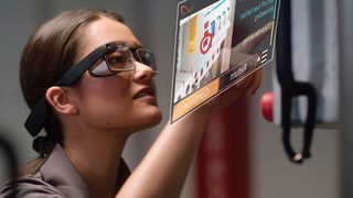 Die Datenbrille Google Glass Enterprise Edition 2 (EE2) mit Sicherheitsbrille und UI-Quelle bietet WLAN, Bluetooth und USB-C. (Ubimax)