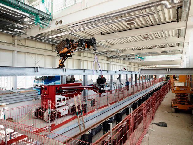 Die Stahlträger sind 180 bis 1000 mm hoch und bis 18 m lang. Da Debrunner Acifer diese Profile nicht an Lager führt, mussten die Längen optimiert werden, damit möglichst wenig Abfall entsteht.  (obs/Debrunner Acifer AG/zvg)