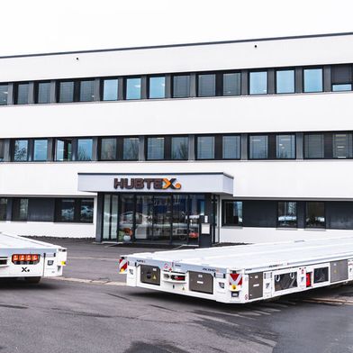 Hubtex beherrscht den vollelektrischen Sonderbau für schwere und sensible Transportprozesse, mit geschützten Komponenten und einem robusten Fahrwerkskonzept für präzise Lastführung. (Bild: Hubtex)