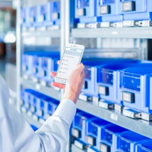 Der interne Logistiker („Milkrunner“) erhält für seinen Routenzug auf papierlosem Weg aktuelle Rüst- und Befüllanweisungen mit einer wegeoptimierten Tourenliste.