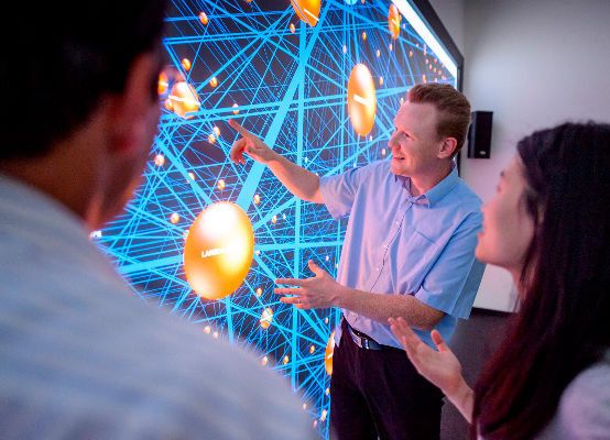 Data Mining – technische Intelligenz für Smart Citys: Die Zentrale Forschung und Vorausentwicklung von Bosch arbeitet unter anderem an Verfahren, um aus großen Datenmengen neue und nützliche Informationen zu ziehen. Dafür sind Experten nötig, die sich sowohl auf Software und Algorithmen als auch auf die Produkte und deren Herstellung verstehen. Dank Data Mining können beispielsweise Echtzeit-Parkkarten bereits aus den Sensordaten von nur sechs Prozent aller Fahrzeuge im fließenden Verkehr gewonnen werden. (Bild: Bosch)