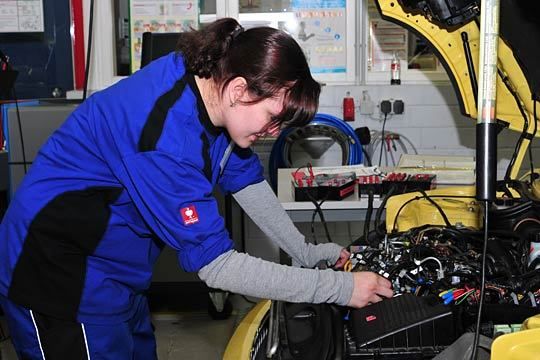Alexandra Bewernick aus Baden Württemberg (3. Lehrjahr) prüft, warum der Mini zwar startet aber nicht anspringt. (Archiv: Vogel Business Media)