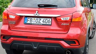 Der neu gestaltete Stoßfänger betont den dynamischen Charakter des ASX. (Holz / »kfz-betrieb«)