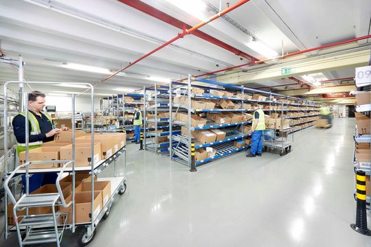 Das Einzelpackungslager des Darmstädter Merck-Distributionszentrums wurde jetzt mit Fachbodenregalen und Stückgut-Durchlaufregalen aus dem Hause Bito ausgestattet – mit an die unterschiedlichen Deckenhöhen angepassten Regalhöhen. Das Einzelpackungslager des Darmstädter Merck-Distributionszentrums wurde jetzt mit Fachbodenregalen und Stückgut-Durchlaufregalen aus dem Hause Bito ausgestattet – mit an die unterschiedlichen Deckenhöhen angepassten Regalhöhen.