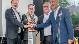 Geben „Start frei“ für den Neubau der Munk Group (v.l.): Landrat Dr. Hans Reichhart, Stadtpfarrer Christoph Wasserrab, Inhaber Ferdinand Munk und Günzburgs OB Gerhard Jauernig. (Bild: Daniel Faist/Munk Group)
