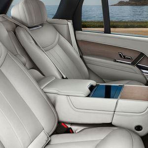 Im Fond hat man die Wahl zwischen einer Dreier-Sitzbank und zwei Einzelsesseln.(Bild:  Triggershoots LTD/Jaguar Land Rover)