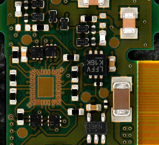 Teil der komplexen integrierten Schaltung mit hoher Packungsdichte: Das von Microdul fabrizierte PCBA für das EASEE-System verfügt über SMD-Komponenten, kleine und grosse Ball Grid Arrays sowie einen Bare Die.  (Bild: Microdul)