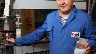 Prof. Sergiy Antonyuk untersucht die Eigenschaften von Pulvern. (Bild: Thomas Koziel)