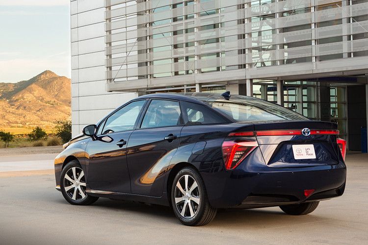 In Japan ist die viertürige Limousine ab Mitte Dezember dieses Jahres erhältlich, in Deutschland und Europa müssen sich potentielle Käufer noch bis Dezember 2015 gedulden. (Foto: Toyota/David Dewhurst)