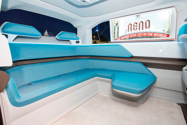 Für die Mitfahrer gibt es hinten eine Hightech-Lounge mit einem 34 Zoll großen Flat-Screen. (Foto: VW)