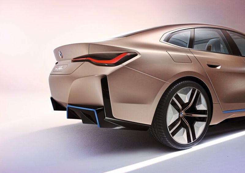 Hinten: Diffusor statt Auspuff. (Bild: BMW)