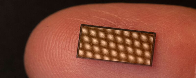Loihi 2 – hier das Chip-Die auf einer Fingerspitze – ist Intels neuromorpher Forschungschip der zweiten Generation. Er unterstützt neue Klassen neuroinspirierter Algorithmen und Anwendungen und soll eine schnellere Verarbeitung, eine höhere Ressourcendichte und eine verbesserte Energieeffizienz bieten. Loihi 2 – hier das Chip-Die auf einer Fingerspitze – ist Intels neuromorpher Forschungschip der zweiten Generation. Er unterstützt neue Klassen neuroinspirierter Algorithmen und Anwendungen und soll eine schnellere Verarbeitung, eine höhere Ressourcendichte und eine verbesserte Energieeffizienz bieten.