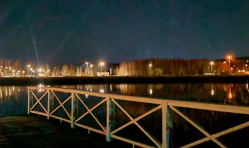 Gewöhnungsbedürftig für Nicht-Finnen. Ein Saunabesuch gehört zur finnischen Kultur - immerhing gibt es schätzungsweise über 3,3 Millionen Saunen im Land -, selbst wenn es um KI-IT geht. Hier, im Bild, steigt man zur Abkühlung, auch wenn draußen Eiseskälte herrscht, in einen abgelegenen See mit Blick auf einen Teil von Turku. (Bild:  Business Finland)