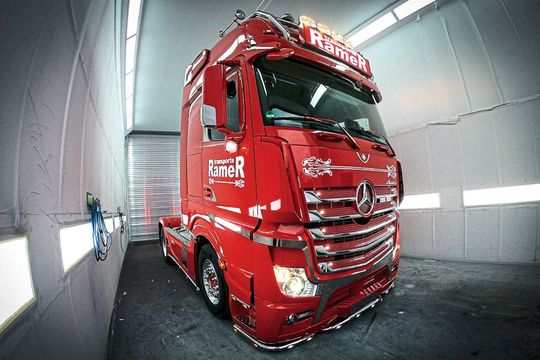 Lkws nach den Wünschen der Kunden zu veredeln, gehört bei Kunzmann dazu. Das Zusatzgeschäft sorgt für zusätzliche Auslastung und ist ein wirksames Werbemittel.(Bild:  Kunzmann)