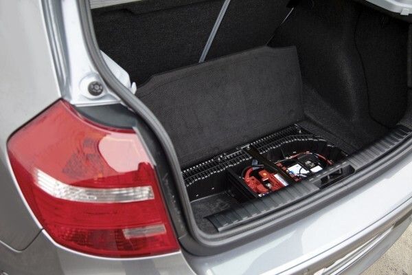 Oft ist nicht auf Anhieb klar, wo die Batterie im Fahrzeug eingebaut ist, denn aufgrund ihrer Bauweise kann sie auch innerhalb des Fahrgastraums z.B. im Kofferraum, im Fußraum des Beifahrers oder unter dem Fahrersitz verbaut werden. (Johnson Controls)