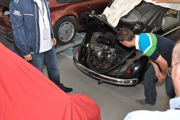 Da staunt nicht nur der Laie: von Porsche konstruierter Käfer mit Dieselmotor vom Anfang der fünfziger Jahre. (Foto: Dominsky)